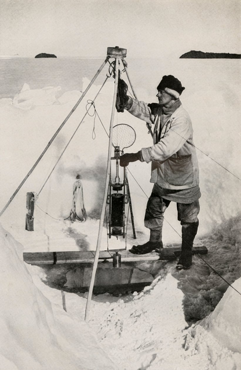 E. W. Nelson med Nansen-Petersen isolert vannflaske, c1911, 1913 av Herbert Ponting