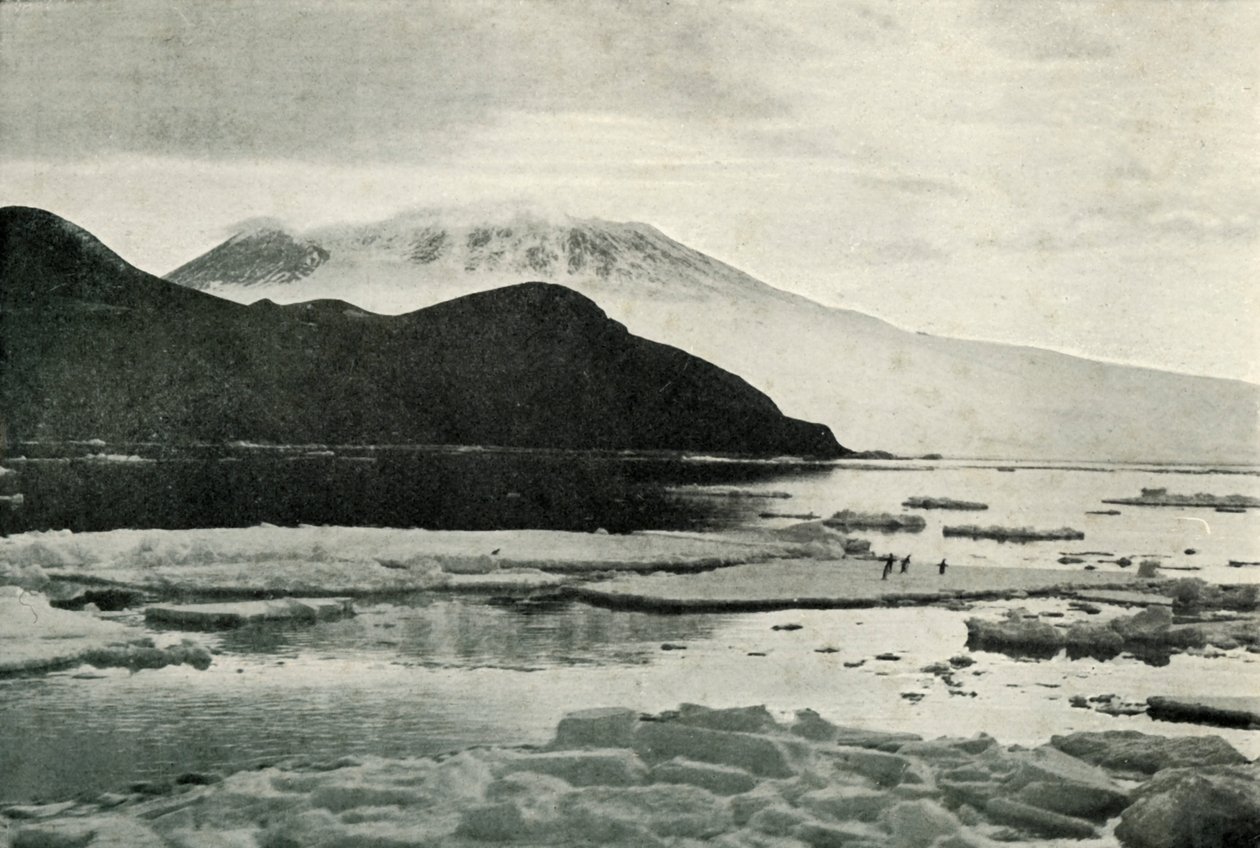 Entering McMurdo Sound - Cape Bird and Mount Erebus, c19101913, 1913 av Herbert Ponting