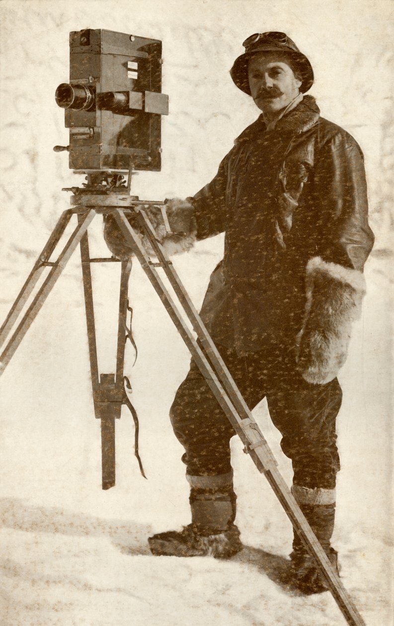 H. G. Ponting og et av hans kinematografkameraer, januar 1912, 1913. av Herbert Ponting