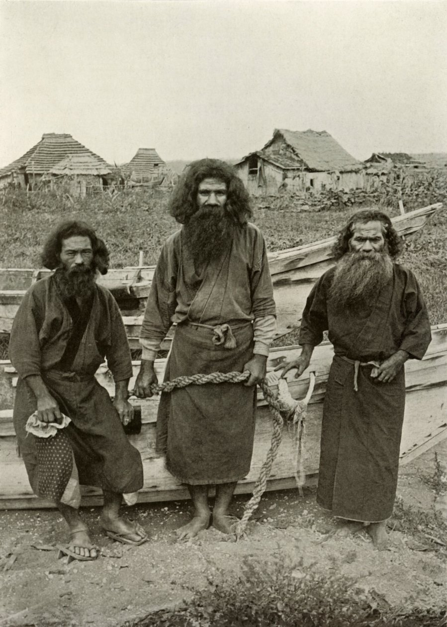 Happu Konno, Jegeren i sentrum og to Ainu-fiskere, 1910. av Herbert Ponting