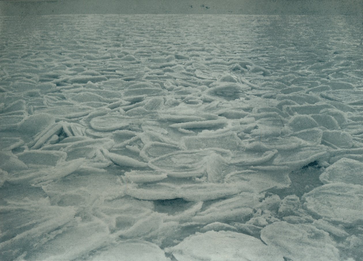 Tung pakke der skipet ble holdt opp, 1912, 1913. av Herbert Ponting