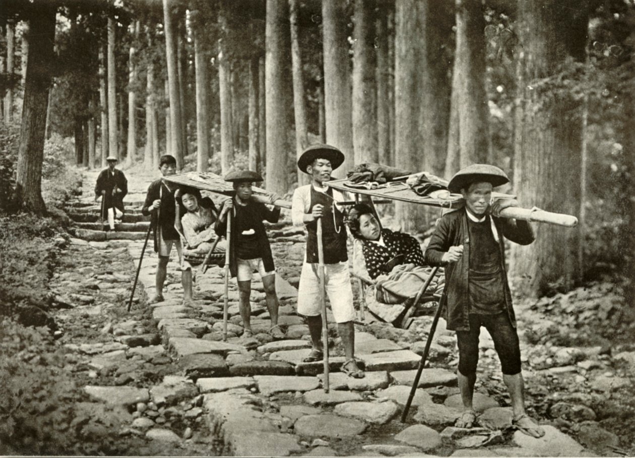 Japanske damer som går til helligdommen, Nikko, 1910. av Herbert Ponting