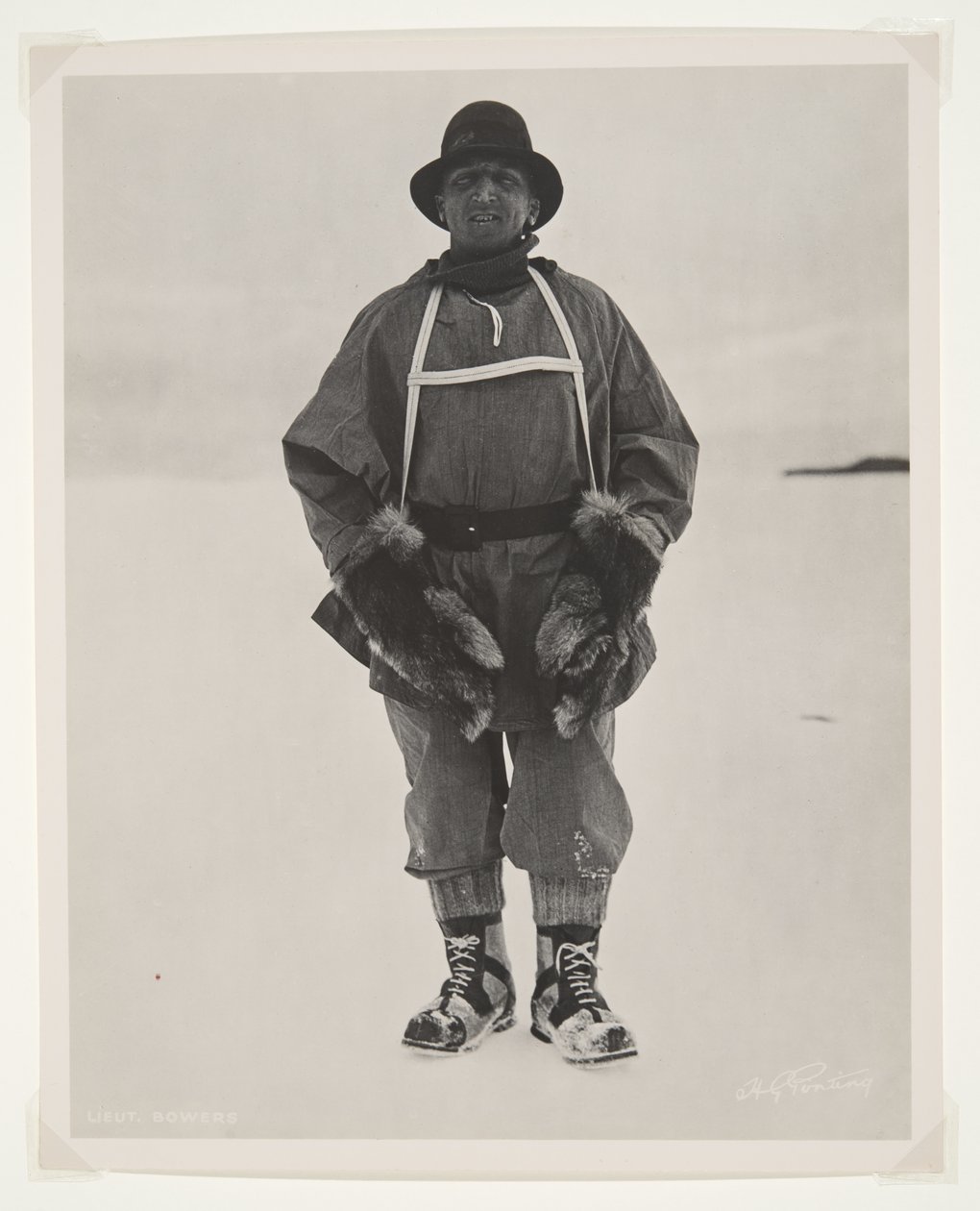 Løytt. Bowers under Terra Nova-ekspedisjonen (1910-13) til Sydpolen (bromidtrykk) av Herbert Ponting