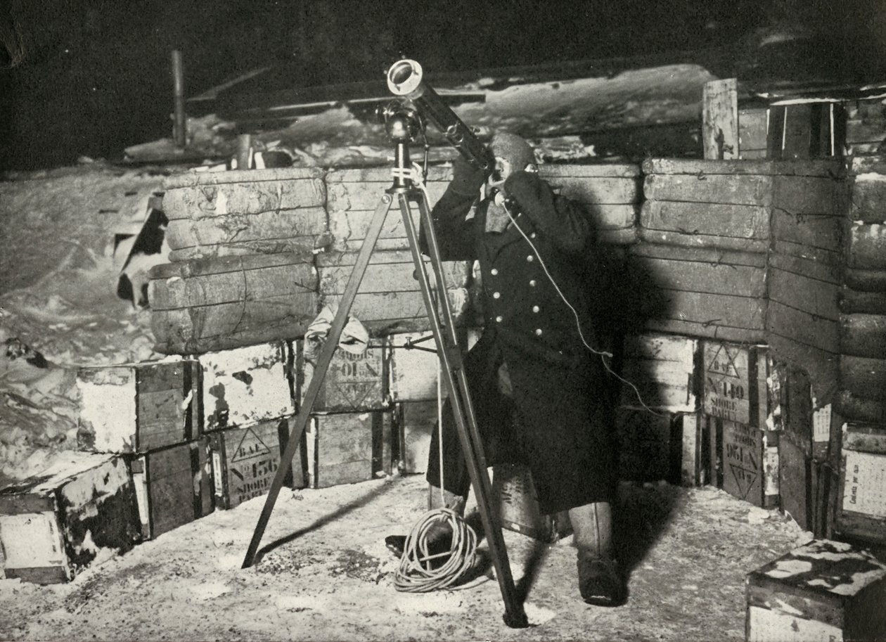 Løytt. Evans observerer en okkultasjon av Jupiter, 8. juni 1911, 1913 av Herbert Ponting