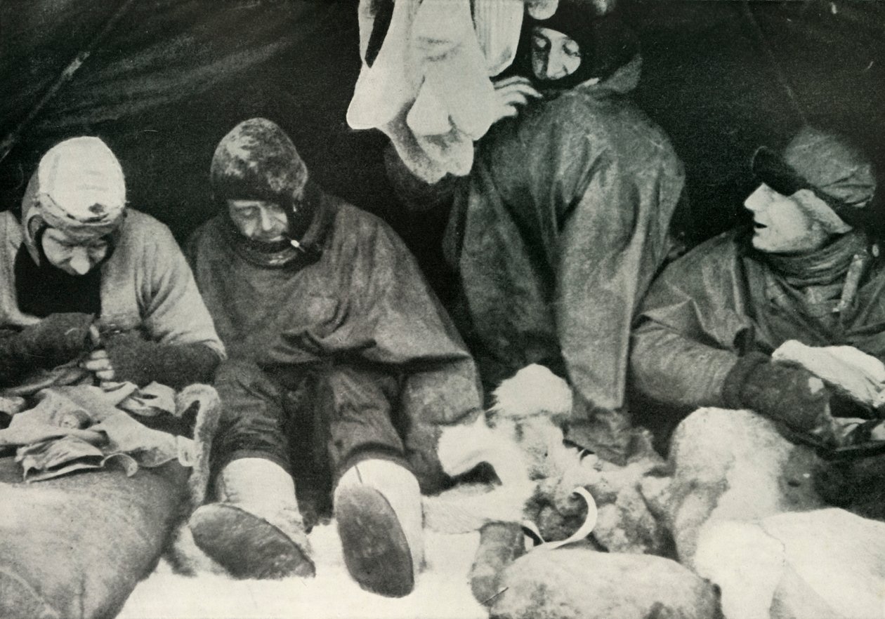 Medlemmer av Polarpartiet kommer inn i soveposene sine, c1911, 1913. av Herbert Ponting