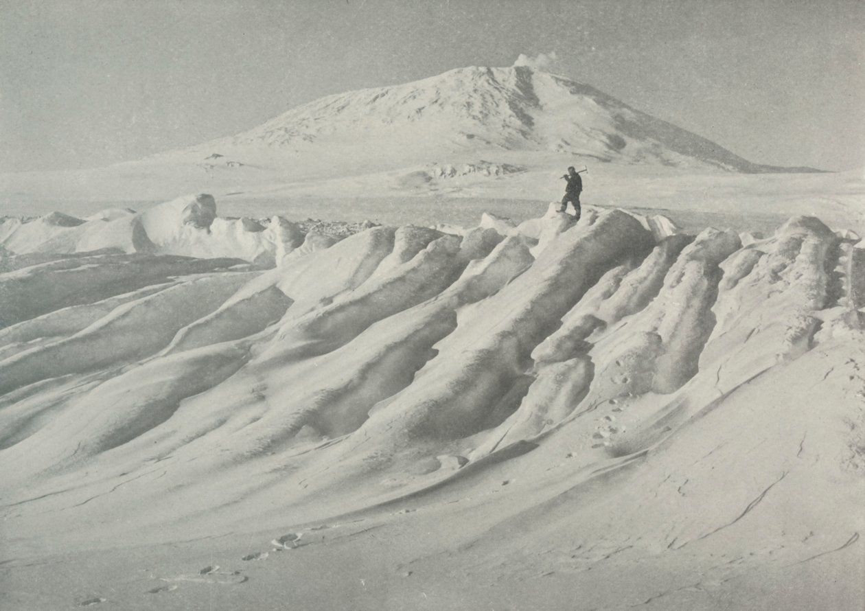 Mount Erebus over et vannslitt isfjell, oktober 1911, 1913 av Herbert Ponting