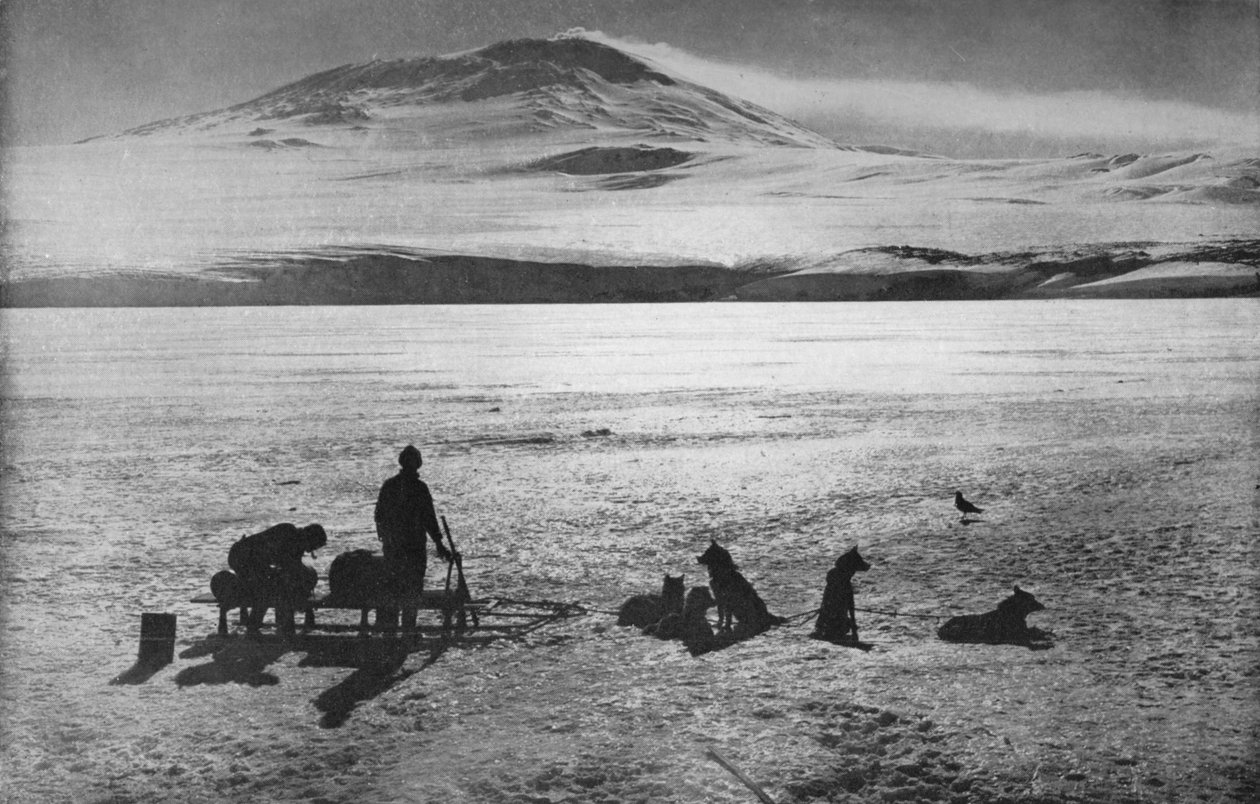 Mount Erebus viser tegn på aktivitet, c1910, 1928 av Herbert Ponting