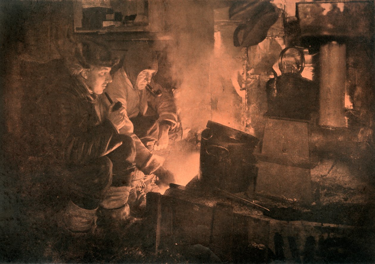 Oates og Meares ved Blubber-stove i stallen, 1911, 1913 av Herbert Ponting