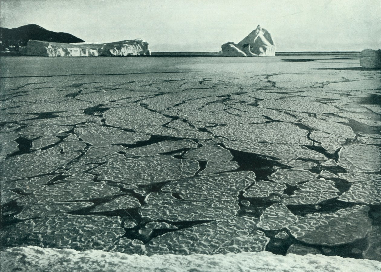 Pannekakeis blir til isflak utenfor Cape Evans, c19101913, 1913. av Herbert Ponting