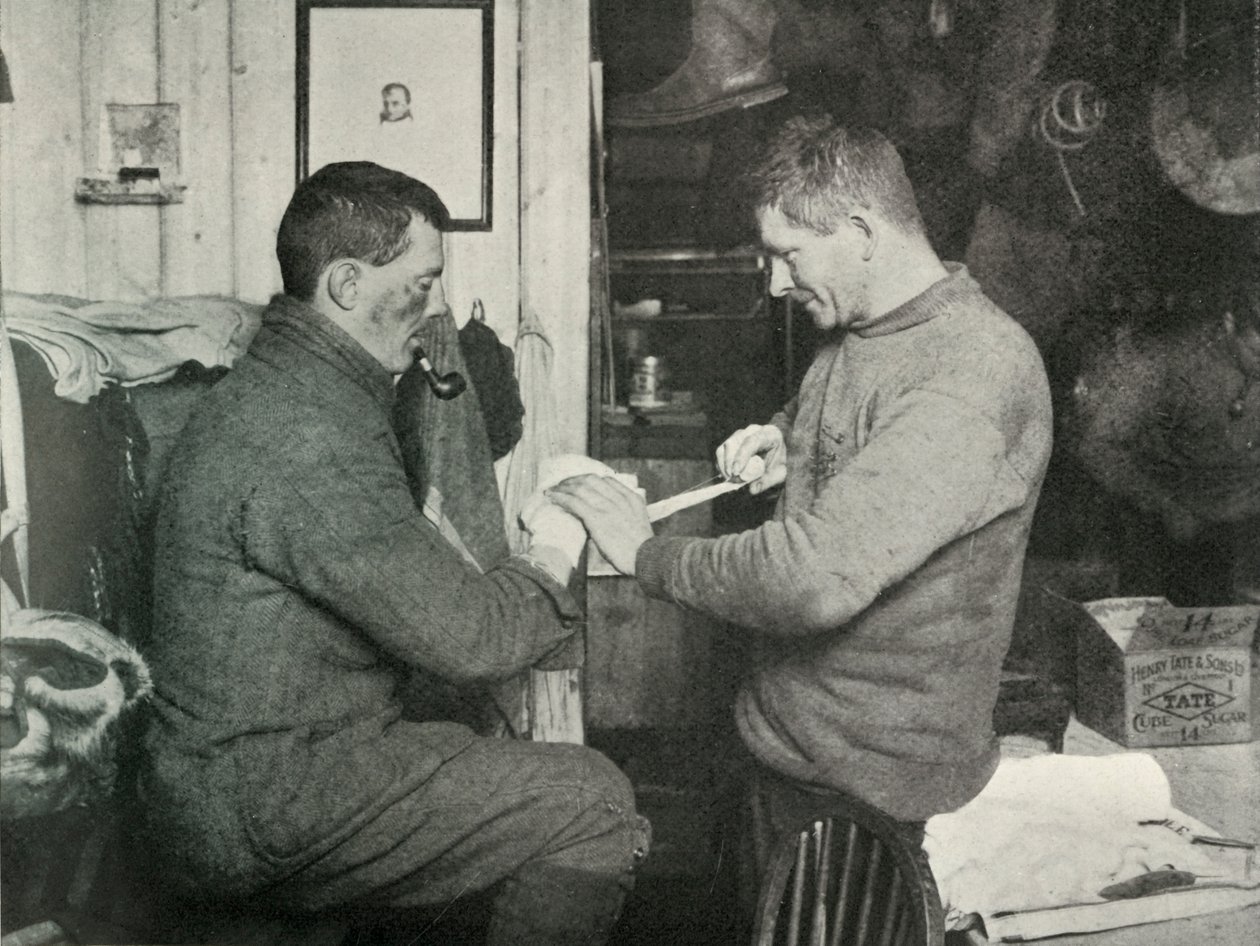 Underoffiser Evans binder opp Dr. Atkinsons Hand, 5. juli 1911, 1913 av Herbert Ponting