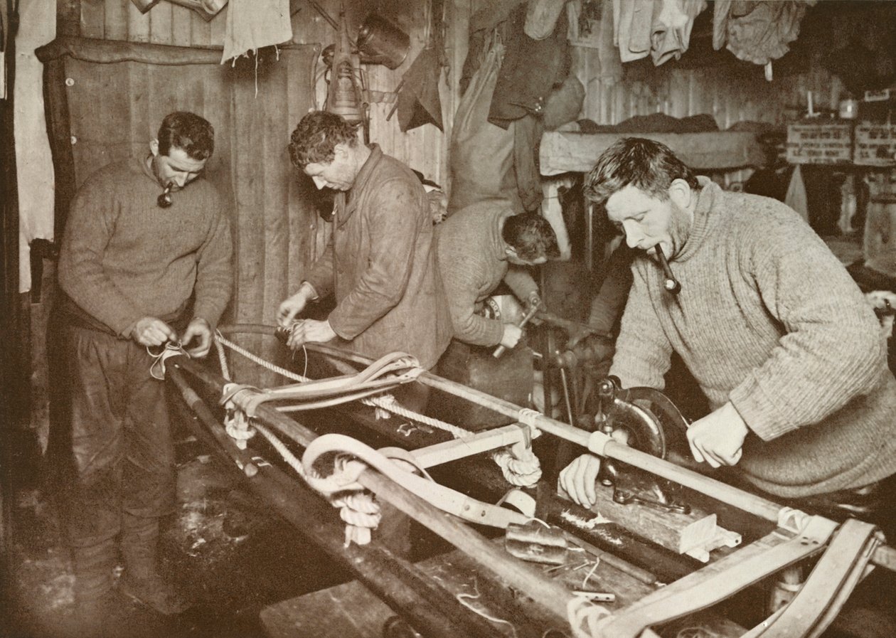 Klargjør sleder for Polar Journey Crean, Forde, Lashly, P.O. Evans, c1911, 1913. av Herbert Ponting