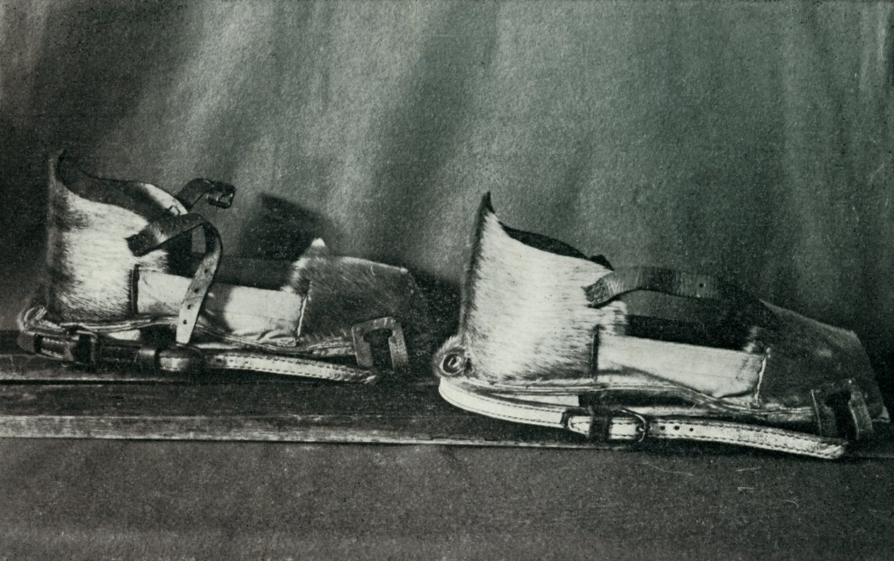 Skisko til bruk med Finnesko, c19101913, 1913 av Herbert Ponting