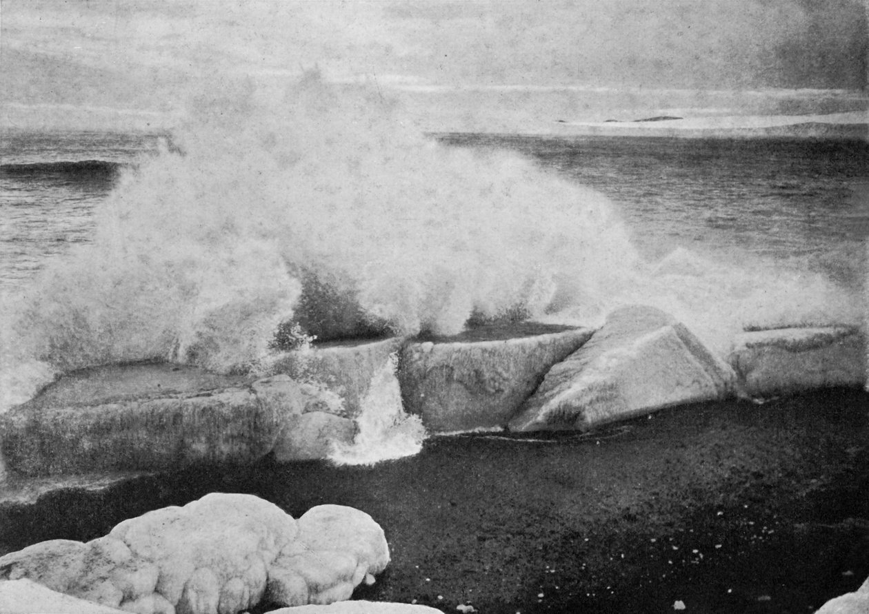 Surfing Breaking Against Stranded Ice ved Cape Evans, c19101913, 1913 av Herbert Ponting