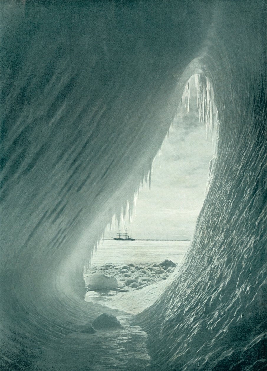The Arch Berg from Within, c19101913, 1913 av Herbert Ponting