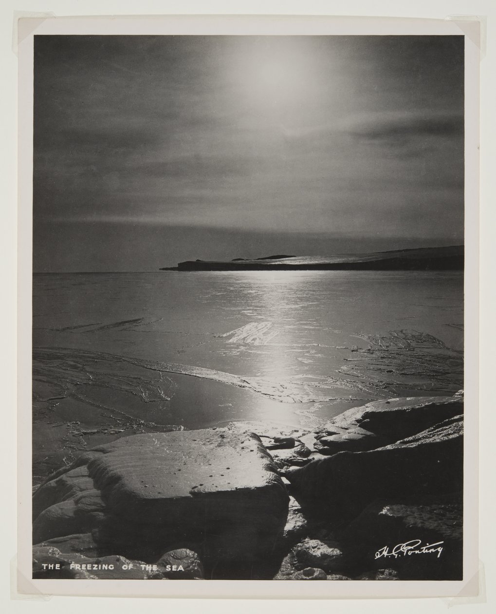 The Freezing of the Sea (bromidtrykk) av Herbert Ponting