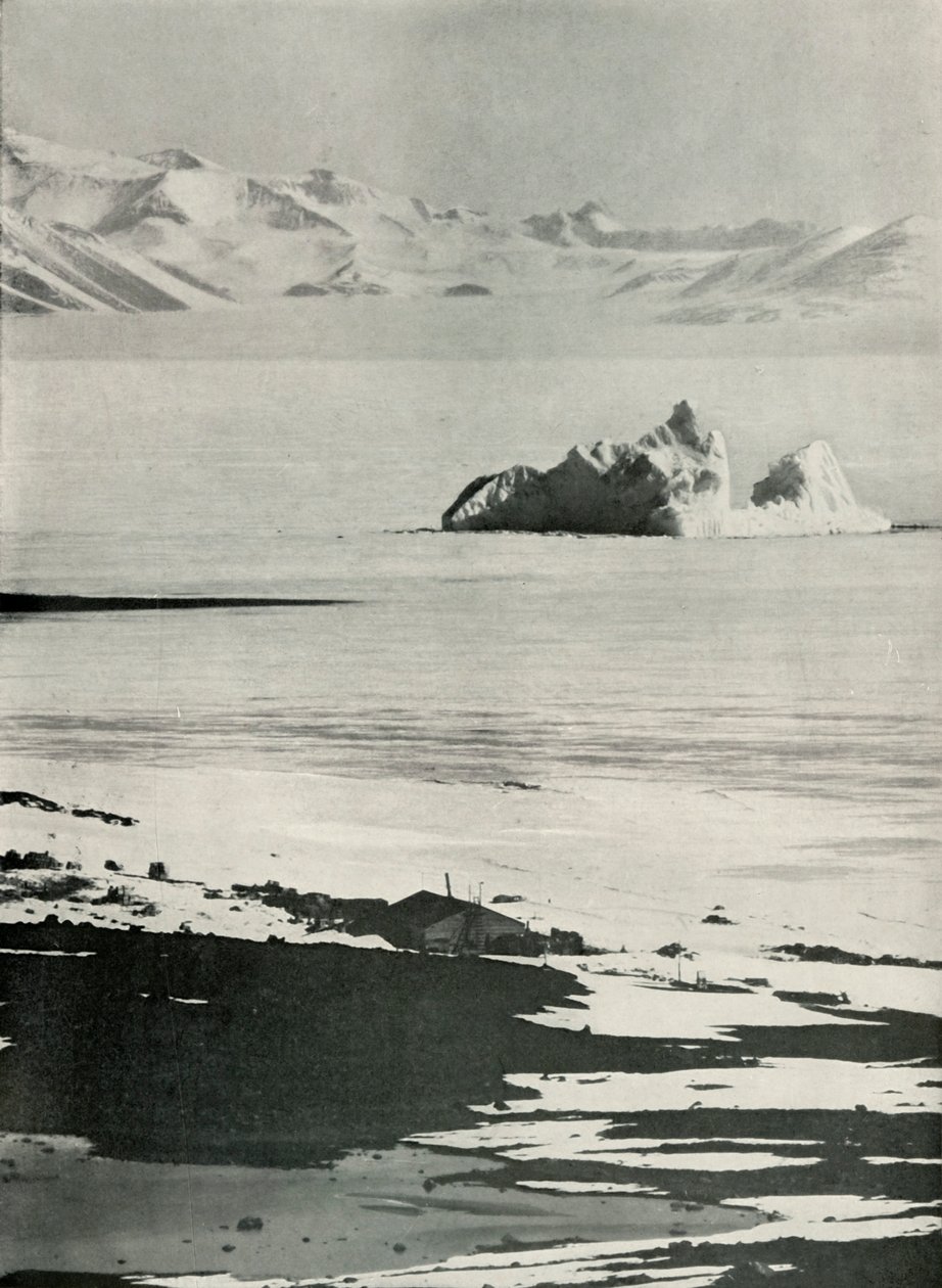 Hytta og de vestlige fjellene fra toppen av rampen, c19101913, 1913. av Herbert Ponting