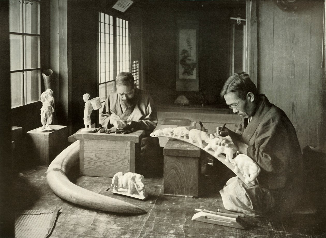 The Ivory Carvers, 1910. av Herbert Ponting