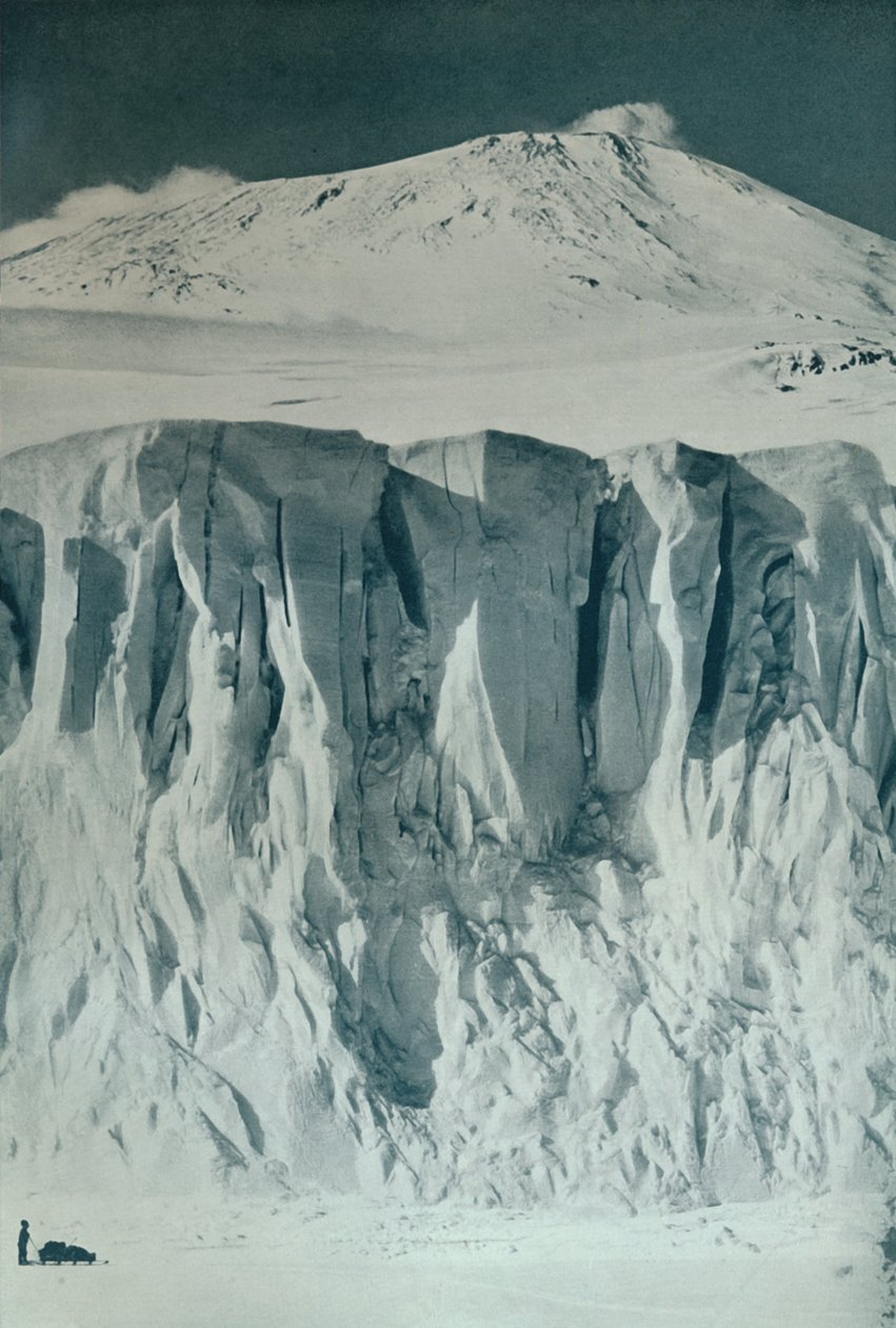 Ramparts of Mount Erebus, c1911, 1913 av Herbert Ponting