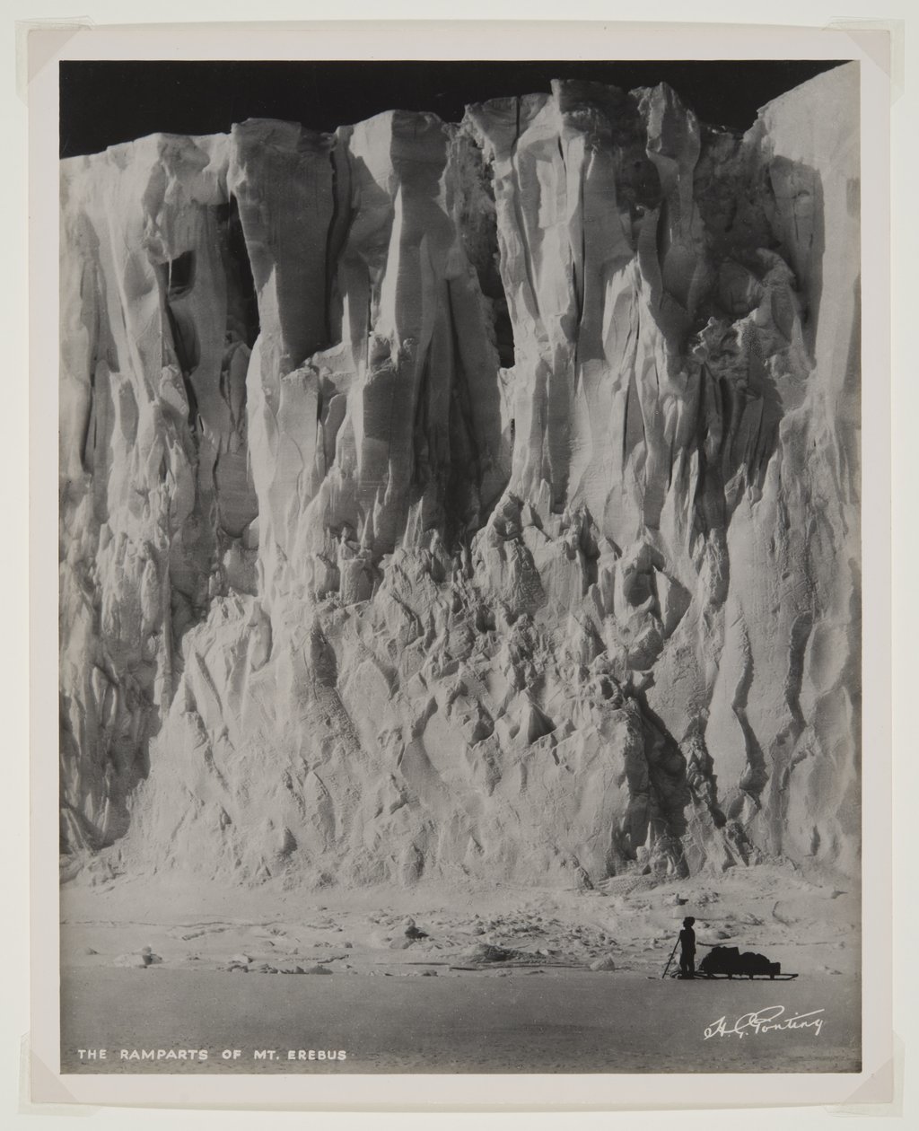 Ramparts of Mount Erebus, (bromidtrykk) av Herbert Ponting