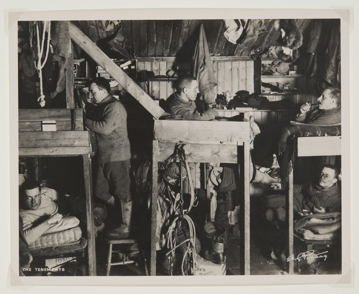 Tenements under Terra Nova-ekspedisjonen (1910-13) til Sydpolen (bromidtrykk) av Herbert Ponting