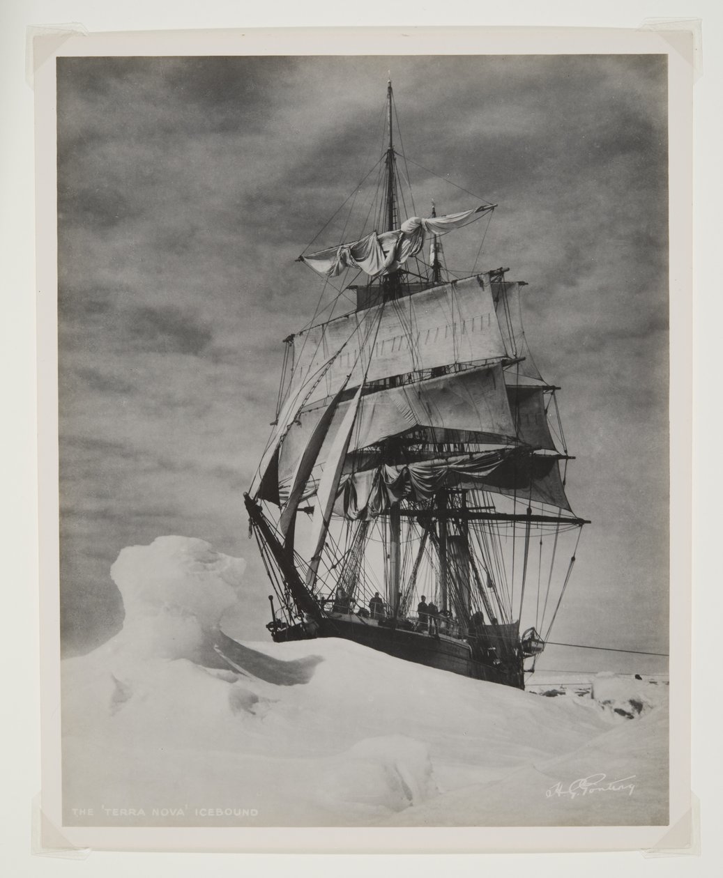 The Terra Nova Icebound (bromidtrykk) av Herbert Ponting