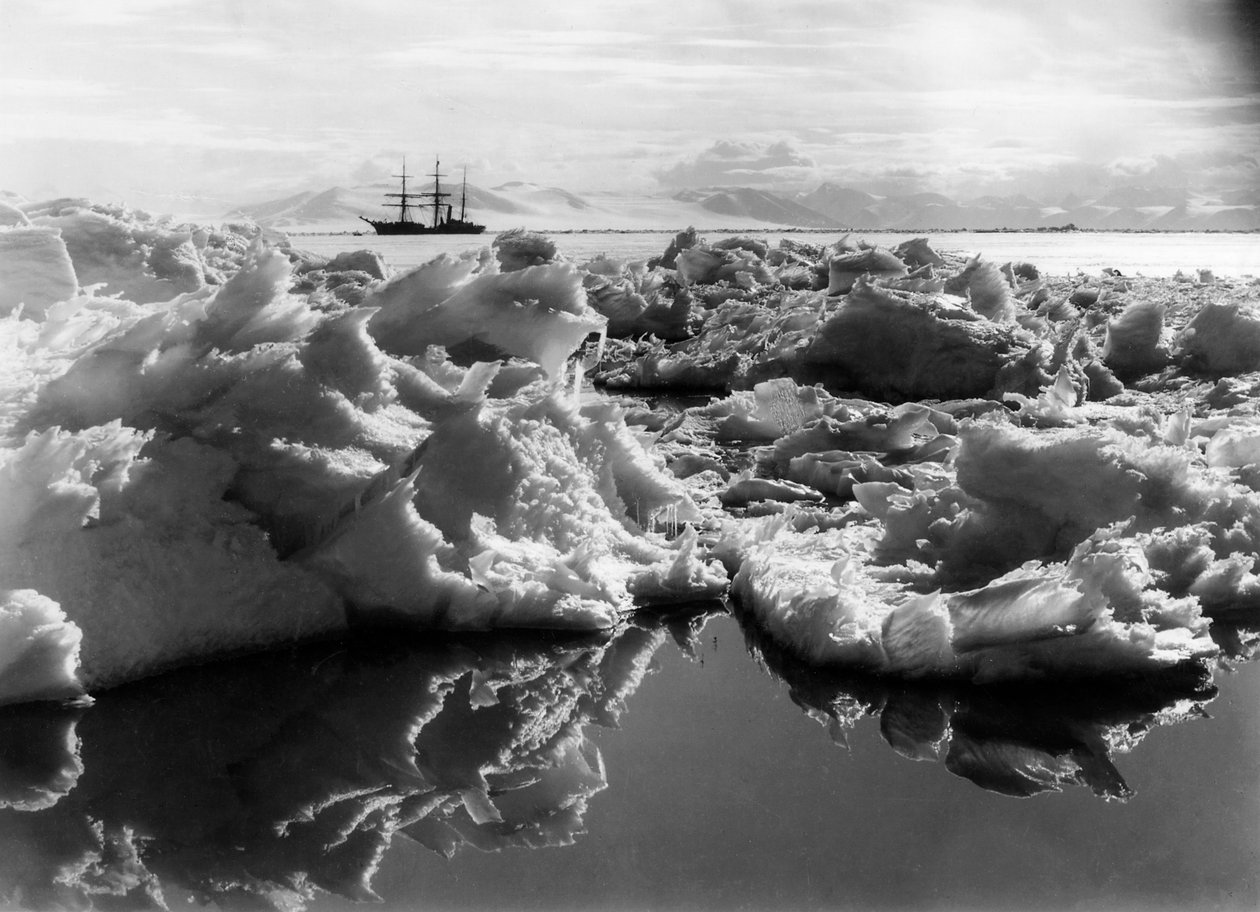 Terra Nova i McMurdo Sound, Antartica, 1911 av Herbert Ponting