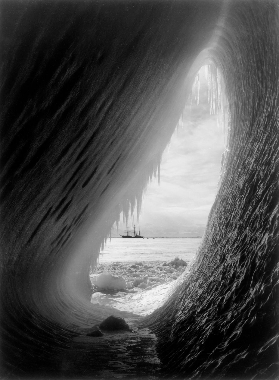 Terra Nova i McMurdo Sound, Antartica, 1911 av Herbert Ponting
