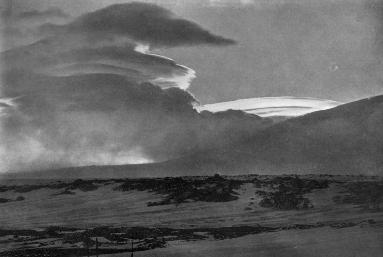 Whaleback Clouds Over Mount Erebus, c19101913, 1913. av Herbert Ponting
