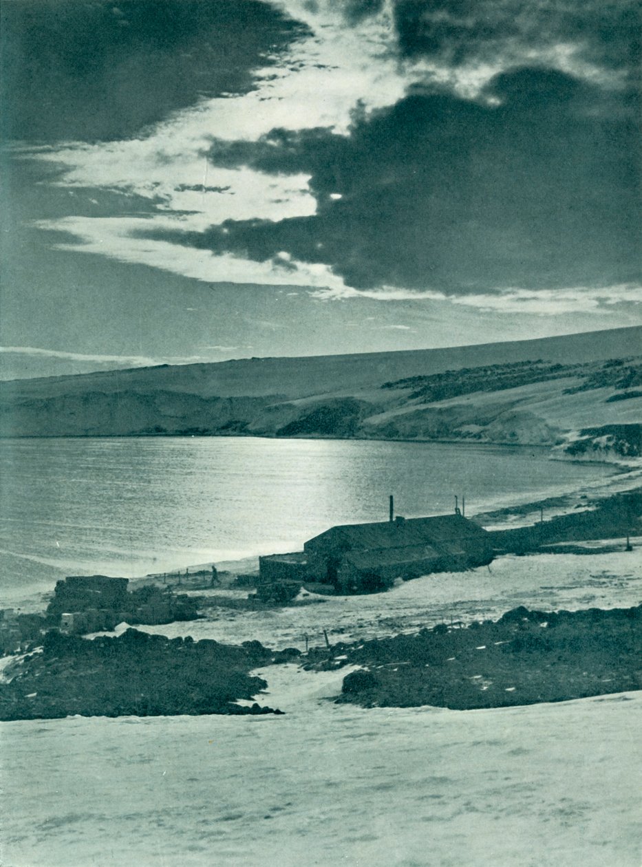 Winter Quarters at Cape Evans, c19101913, 1913 av Herbert Ponting