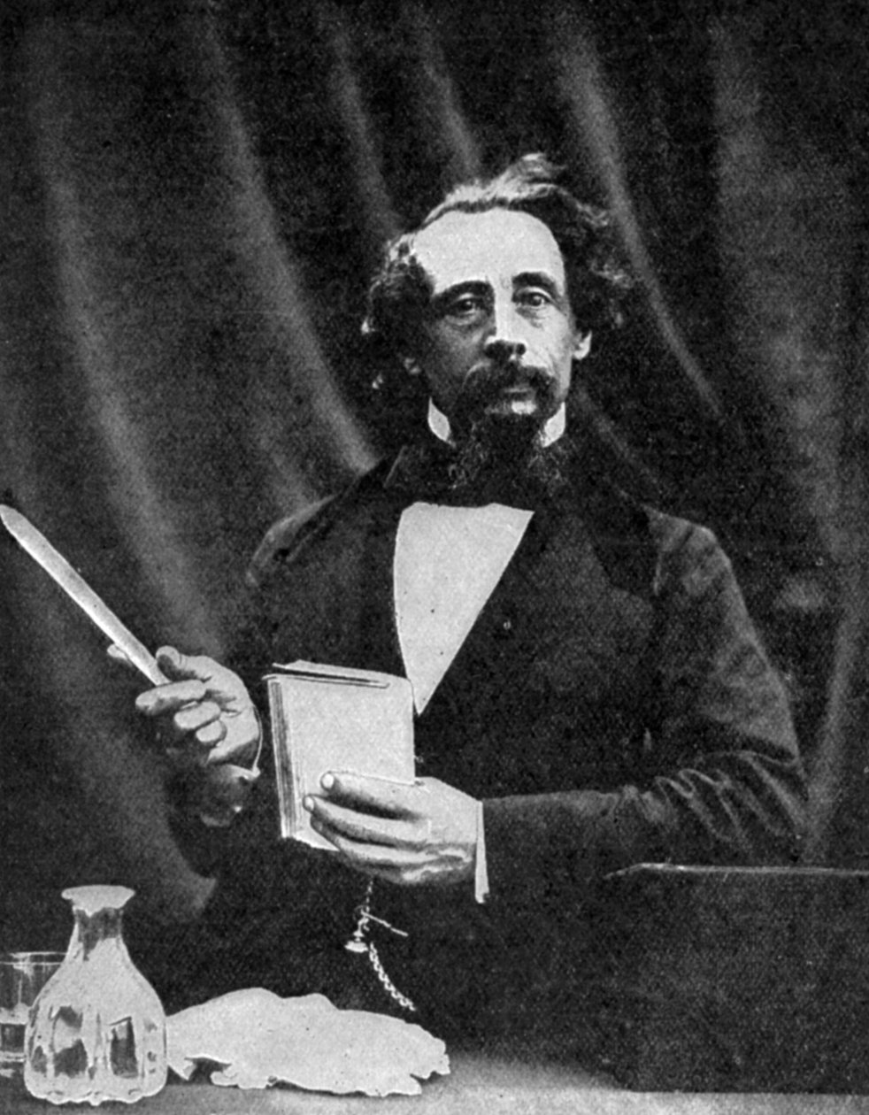 Charles Dickens holder en opplesning, 1859 1912 av Herbert Watkins