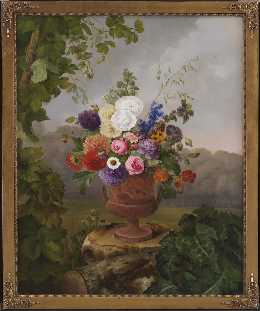 Vase i gresk stil med blomster, stående på en trestubbe av Hermania Neergaard