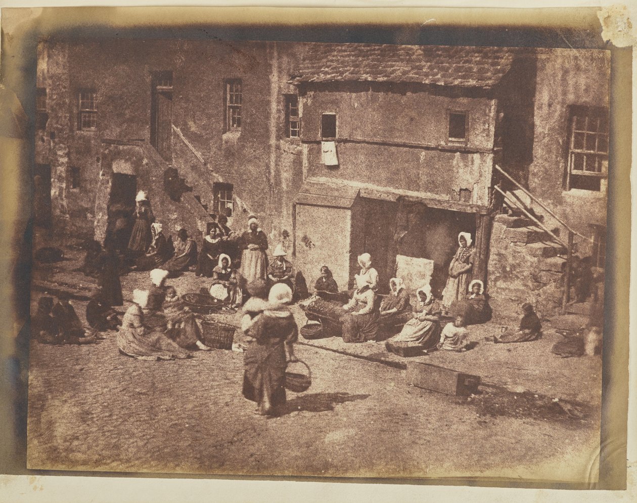 [Fishergate, St. Andrews, kvinner og barn som lokker snørene] av Hill and Adamson