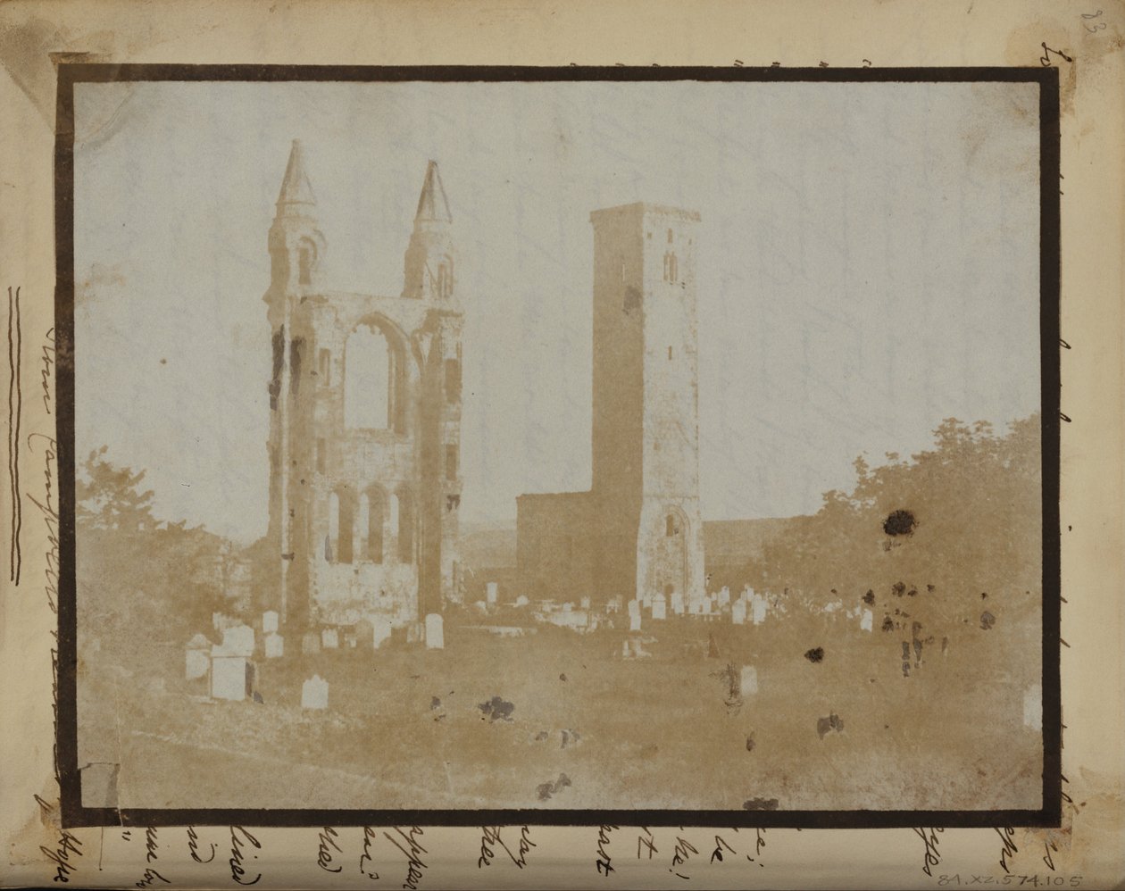 St. Regulus Tower og East Gable of St. Andrews fra nordvest. av Hill and Adamson