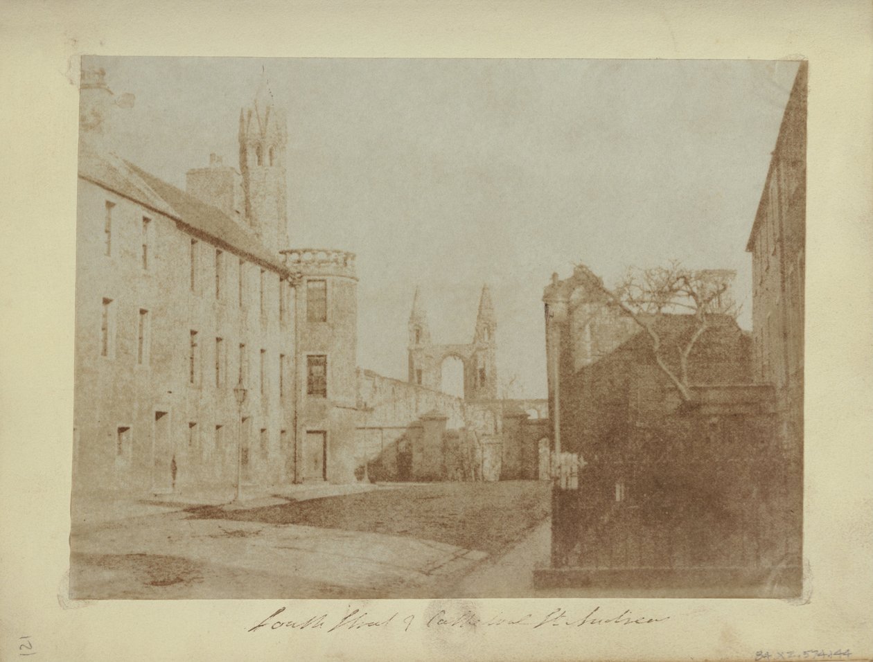 East End av South Street, St. Andrews, med katedralruinene i det fjerne. av Hill and Adamson