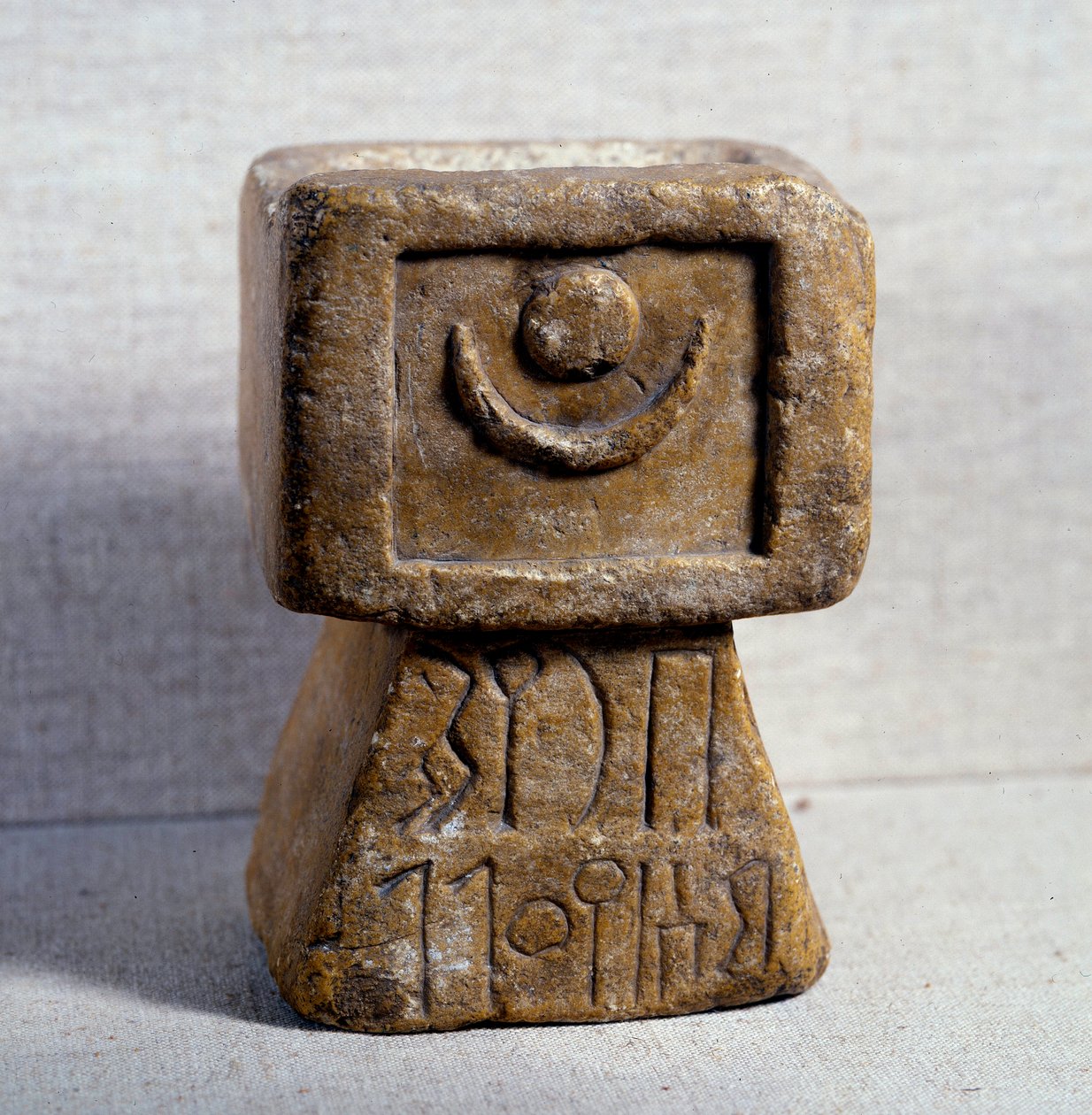 Østlig antikvitet: Himyarittalter med kalksteinrøkelse på pyramideformet base dedikert til Athtar. 5. århundre f.Kr. Paris, Louvre-museet av Himyarite Himyarite