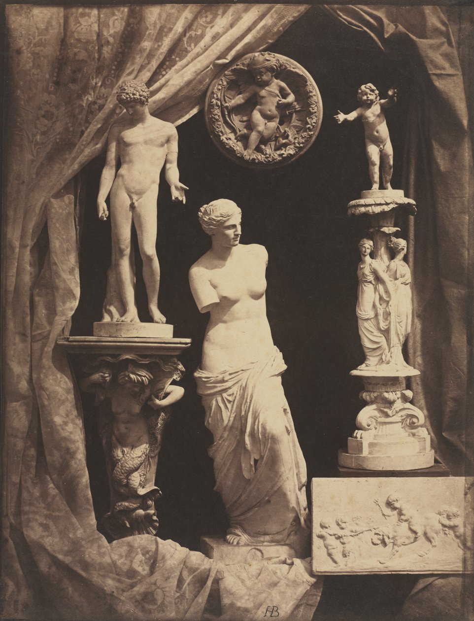 Stilleben med statuer og draperi av Hippolyte Bayard