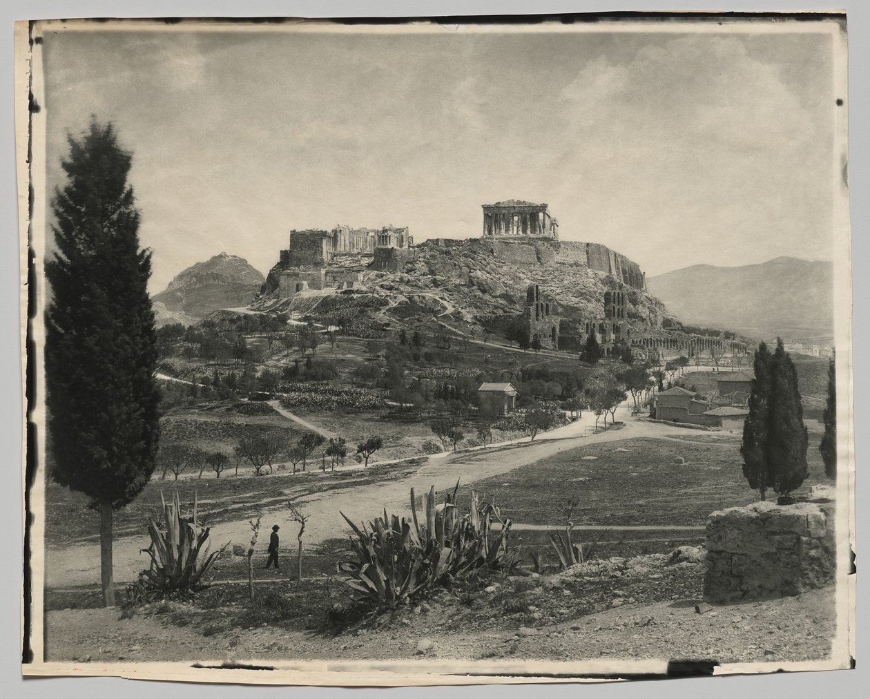 Utsikt over Akropolis (gående mann i forgrunnen) av Hippolyte Petitjean