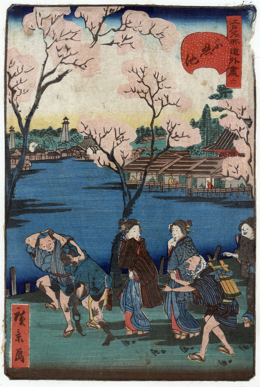 Shinobazu-dammen, Tokyo, Japan: gruppe mennesker som går langs bredden av Shinobazu-dammen, med kirsebærblomster og boliger i bakgrunnen av Hirokage Utagawa