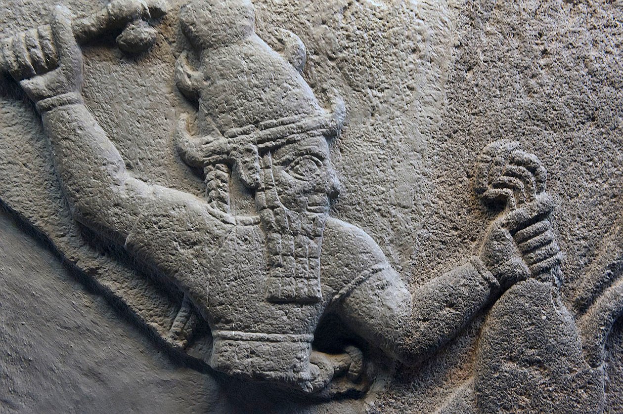 Detalj av en stormgud stele basalt av Hittite