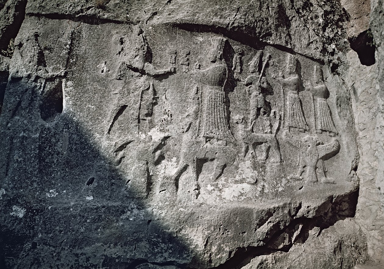 Detalj av relieffer fra kammer A som viser det mystiske ekteskapet til stormguden, Teshub og jordmor-gudinnen, Hepat-foto av Hittite