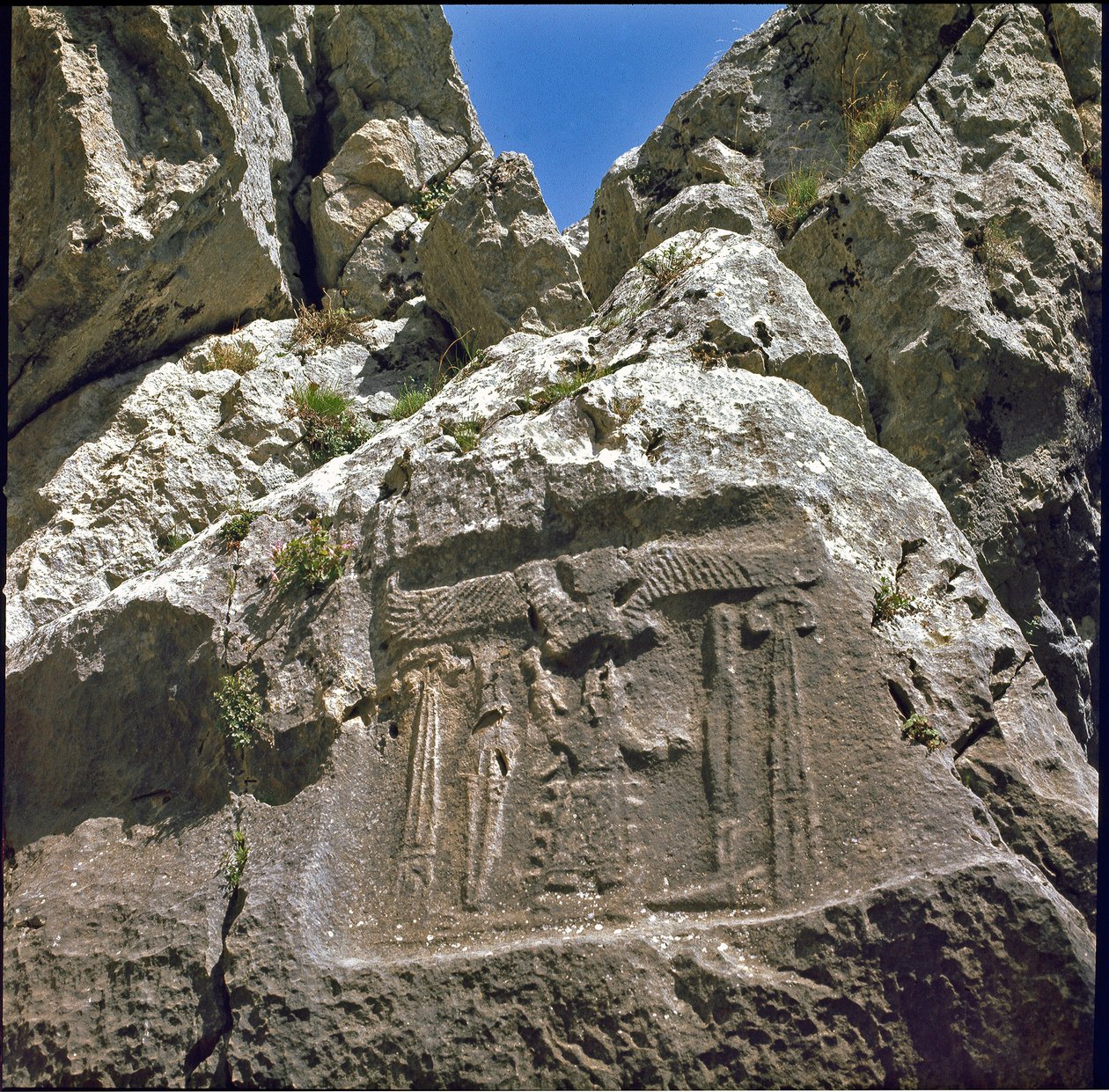 Lavt relieff med en karakter under en ailee-skapning. rundt 1250-1220 f.Kr. av Hittite