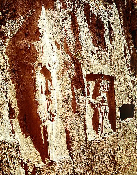 Sverdguden og Tudhaliya IV omfavnet av en Gud av Hittite
