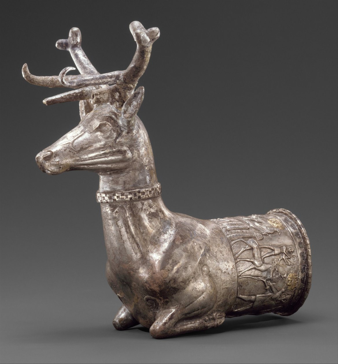 Fartøy som ender i forparten av en hjort, ca. 1300 f.Kr. (sølv, gullinnlegg) av Hittite