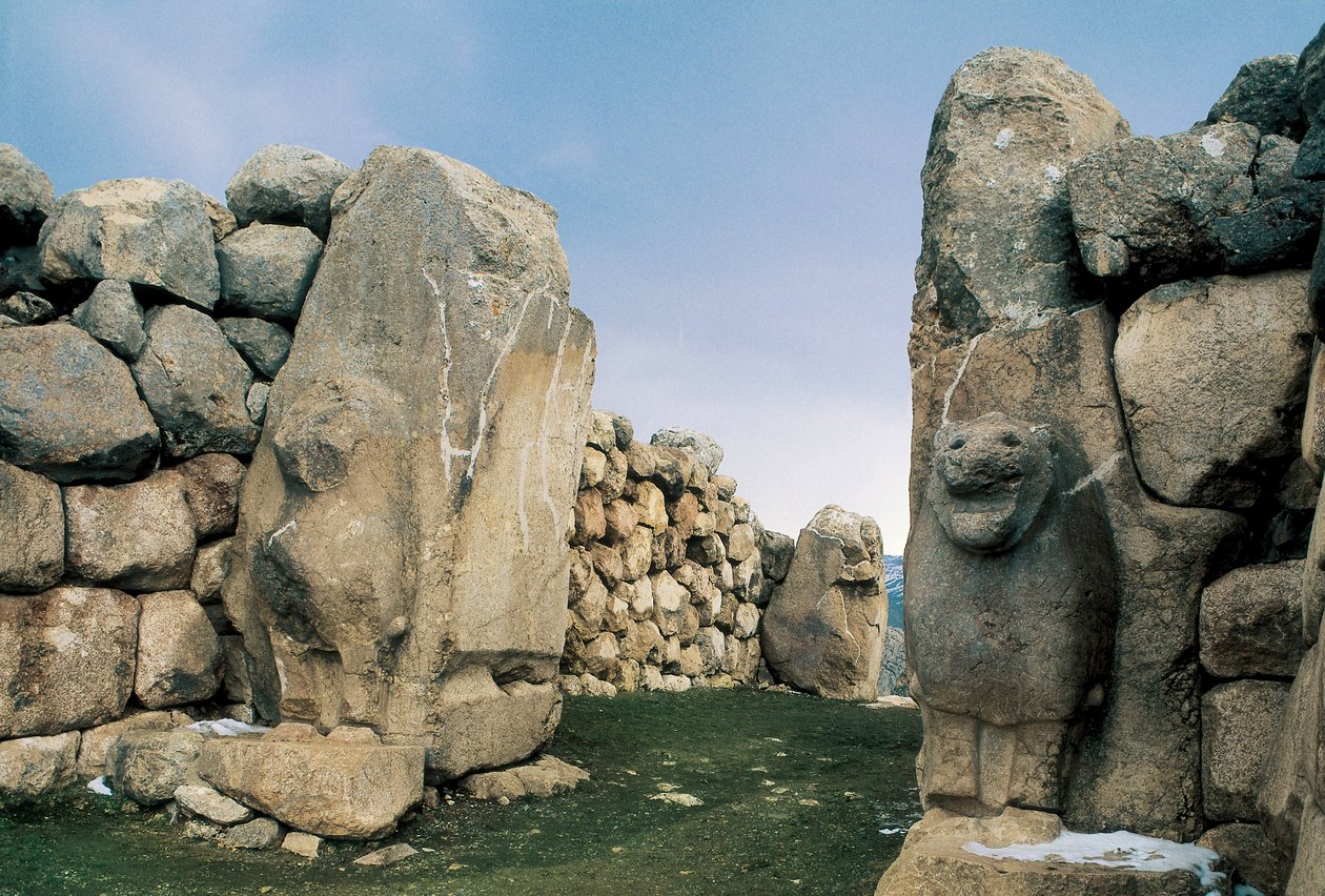 Utsikt over Lions Gate, en av de fem inngangene til innhegningen til den eldgamle hovedstaden i det hettittiske imperiet i Hattusha (nå Bogazkale), Tyrkia av Hittite