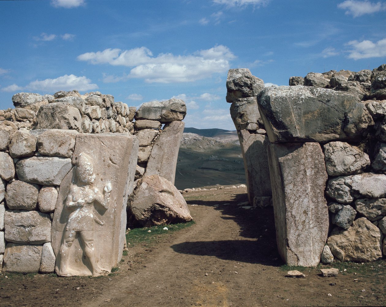 Kongens gate, med nedre relieff til venstre som representerer krigsguden av Hittite Hittite