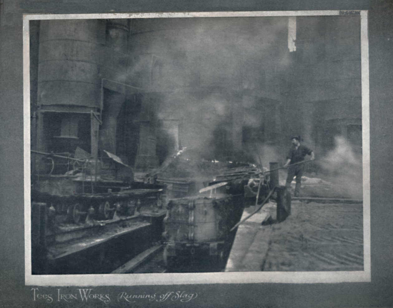 Tees Iron Works - Running Off Slag, 1919 av Hood and Co. Ltd