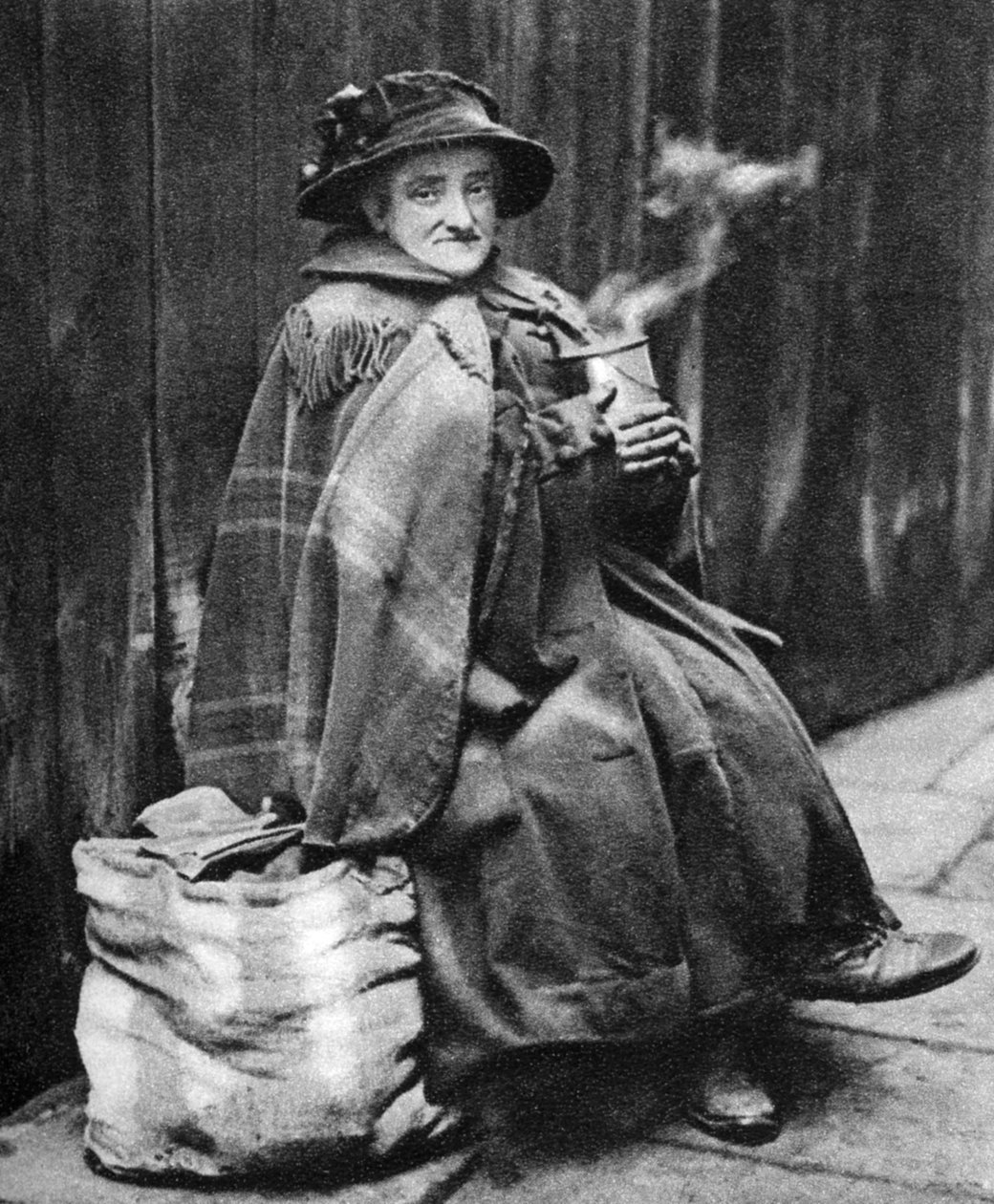 Gammel kvinne, baksiden av Fleet Street, London, 1926-1927 av Hoppe