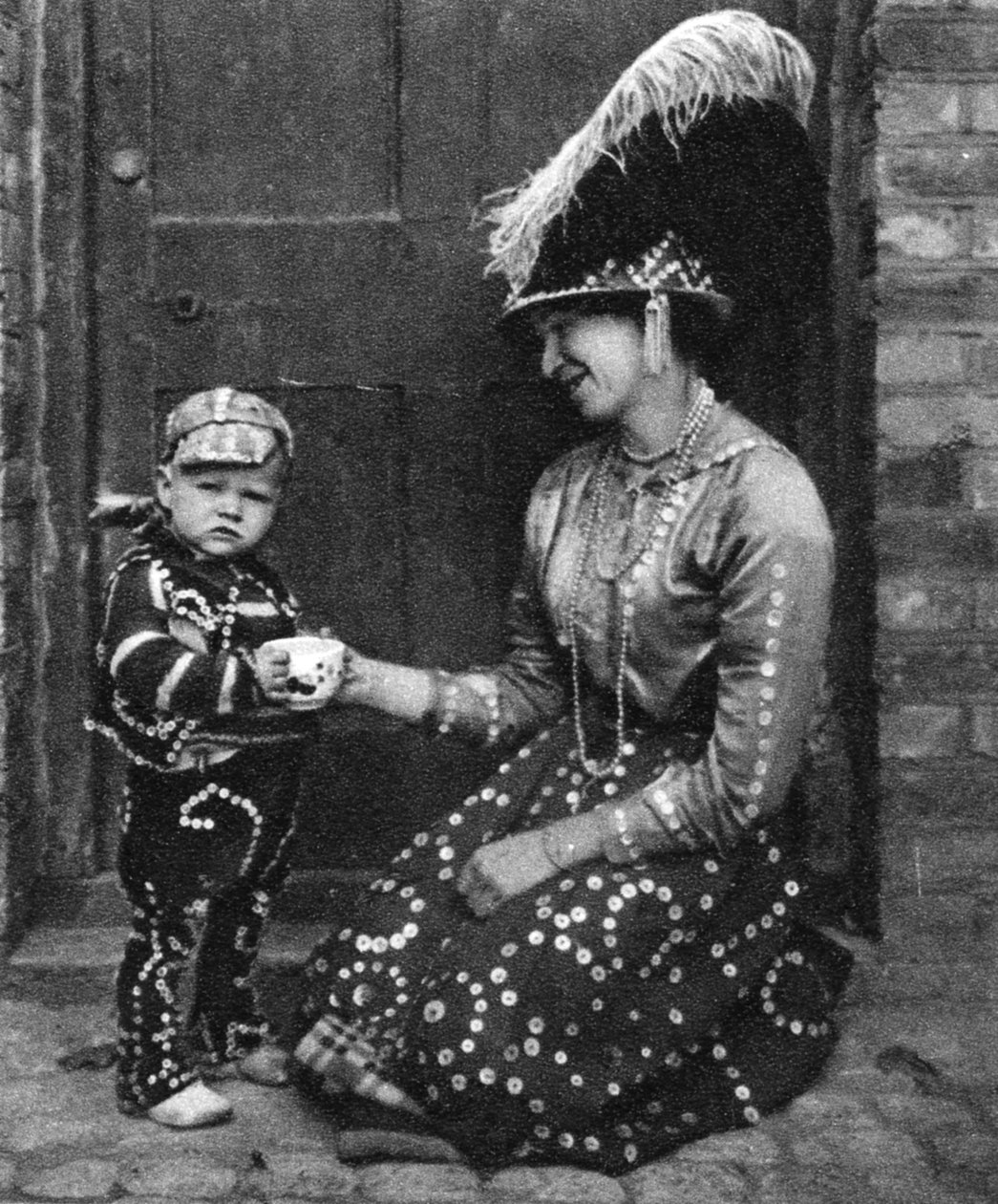 Pearly Queen og Pearly Prince, London, 1926-1927 av Hoppe