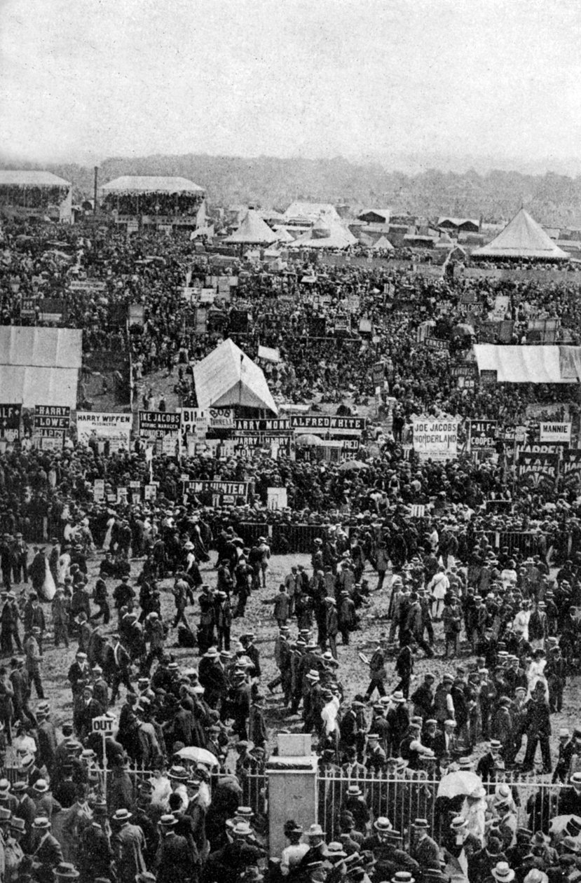 Crowds on Derby Day, Epsom Downs, Surrey, c1922 av Horace Walter Nicholls