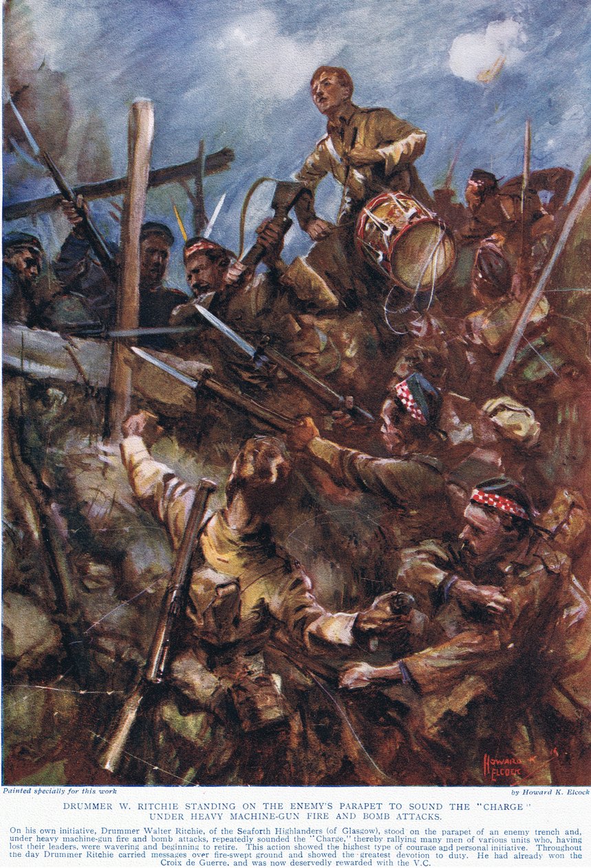 Trommeslager W. Ritchie som står på fiendens brystning for å gi «ladningen» under tung maskingeværild og bombeangrep, illustrasjon fra «Deeds that Thrill the Empire», utgitt av Hutchinson und Co., av Howard K. Elcock